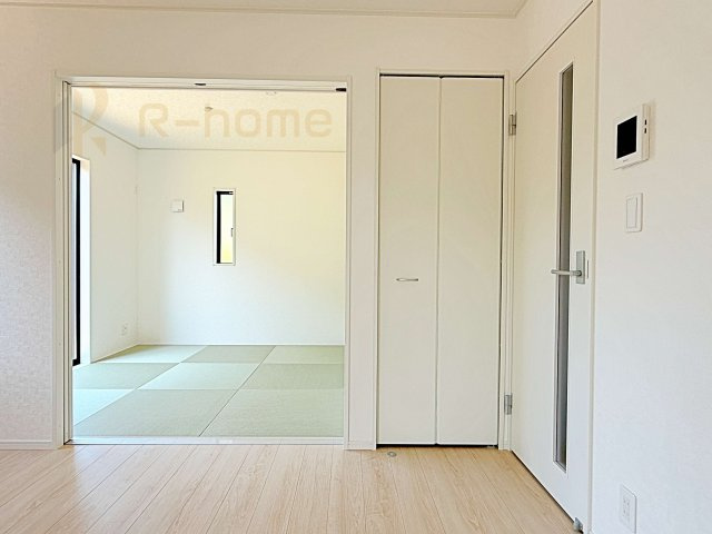 石岡市鹿の子第1　新築戸建て　1号棟の収納|掃除道具などの収納に便利なリビングクローゼット♪共有スペースの収納はあると便利です！