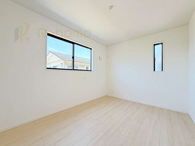 石岡市鹿の子第1　新築戸建て　1号棟の洋室|2面窓の風通しの良い洋室です♪差し込む暖かな陽当たりで、室内がくつろげる空間に早変わりです♪