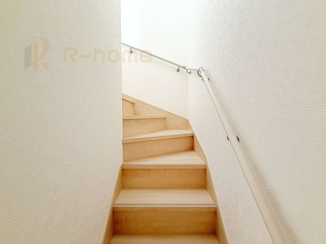 石岡市鹿の子第1　新築戸建て　1号棟の内装|手すりのついた階段！小さなお子様の利用も一安心です♪