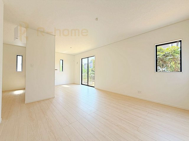 石岡市鹿の子第1　新築戸建て　1号棟の居間・リビング|開放感のあるリビングには収納スペースもあり、ゆったりした空間を保てます♪