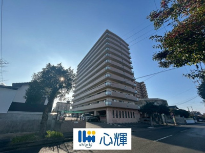 【外観】 | アドバンス宇部 9階 | 明るい日差しが差し込む現地。車もゆったり駐めることができます。ぜひ現地をご覧ください。
