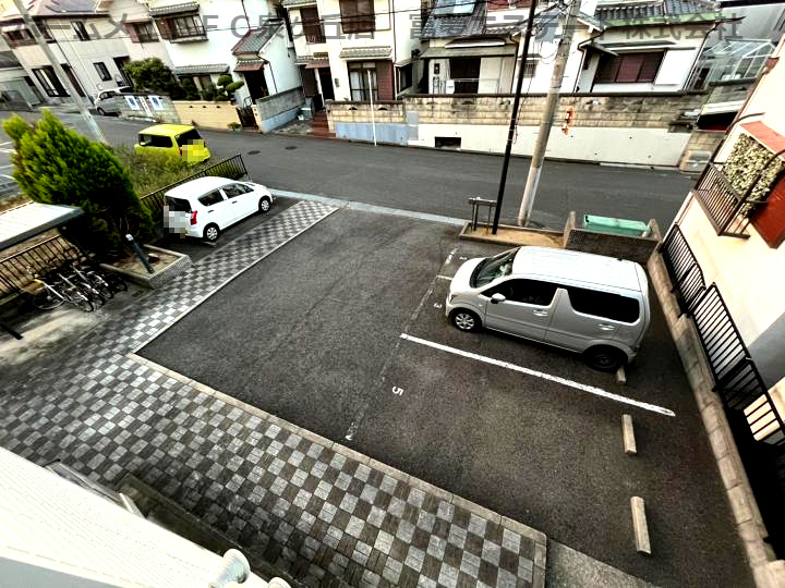 カーサ深井の駐車場
