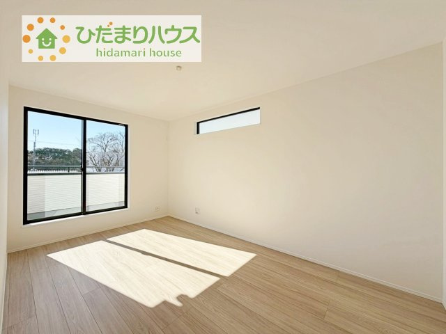 【洋室】 | 守谷市けやき台1丁目26番　新築戸建 | 広めの主寝室は、ベッドの他にもパソコンデスクやドレッサーなども置けちゃいます(*^-^*)