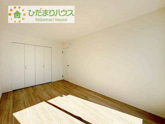 【洋室】 | 守谷市けやき台1丁目26番　新築戸建 | バルコニーに面していて、たっぷり光りの入る明るい主寝室です！