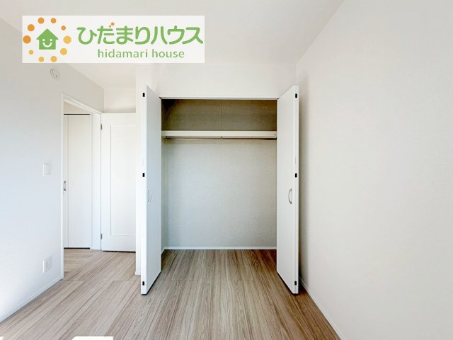 【洋室】 | 守谷市けやき台1丁目26番　新築戸建 | ハンガーパイプ付でお洋服の出し入れもラクラクです！
