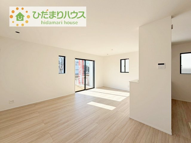 【居間・リビング】 | 守谷市けやき台1丁目26番　新築戸建 | リビングの大きな窓からは、暖かな日の光が降り注ぎます・・・