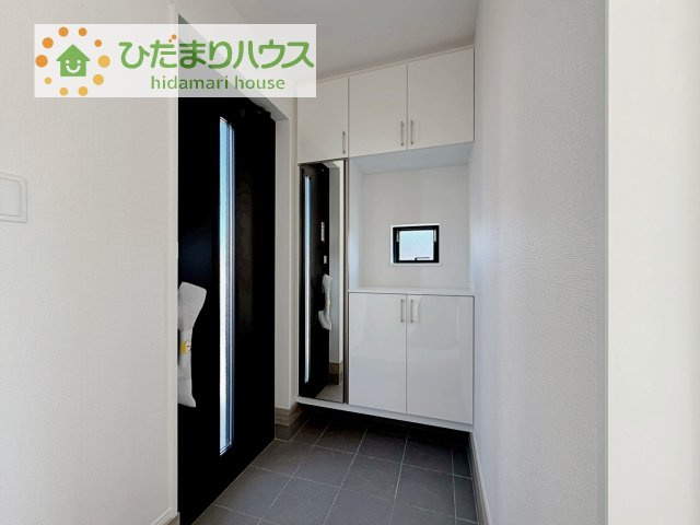 【玄関】 | 守谷市けやき台1丁目26番　新築戸建 | 靴で溢れかえっていた玄関も、大きなシューズボックスと、玄関横のクロークでスッキリ解決！玄関は「その家の顔」とお考えの方にオススメの広さです。