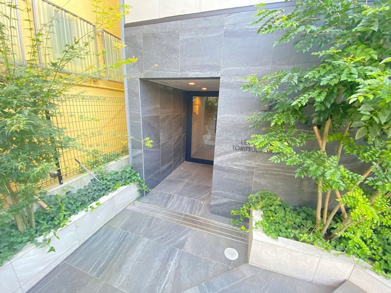 LEGALAND都立大学のエントランス