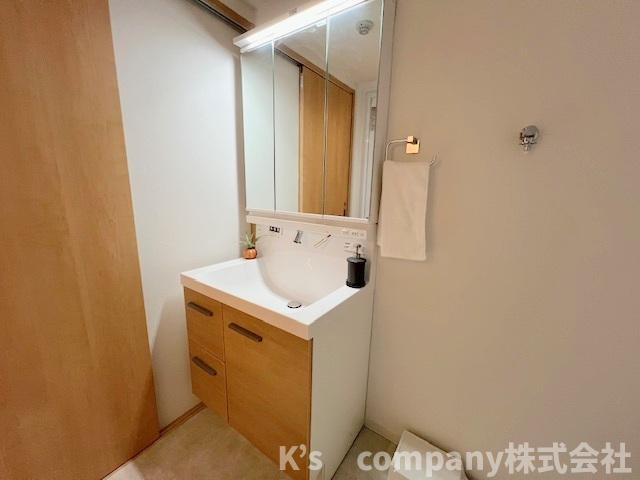 藤沢市片瀬海岸2丁目　ライオンズマンション片瀬江ノ島第２の独立洗面台|三面鏡の内側には小物収納が充実しています◇