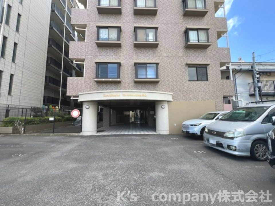 藤沢市片瀬海岸2丁目　ライオンズマンション片瀬江ノ島第２の駐車場|エントランス外部分☆