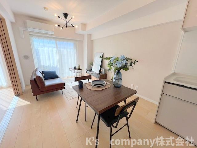 藤沢市片瀬海岸2丁目　ライオンズマンション片瀬江ノ島第２の居間・リビング|家具の配置がされており、入居後の生活のイメージがわきやすいです♪
