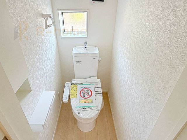 石岡市鹿の子第1　新築戸建て　2号棟のトイレ|温水洗浄便座付きのトイレ。
トイレが２ヵ所設置で朝の忙しい時間でも安心です。