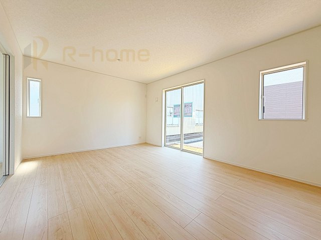 石岡市鹿の子第1　新築戸建て　2号棟の居間・リビング|広々とした余裕のあるリビングです♪大きな窓からは自然光が届きます。