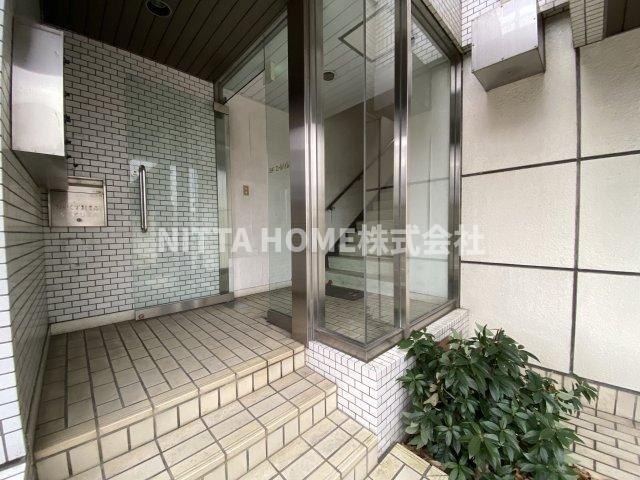 エールとよおかビルのエントランス|３階建て鉄骨造のマンションです◆