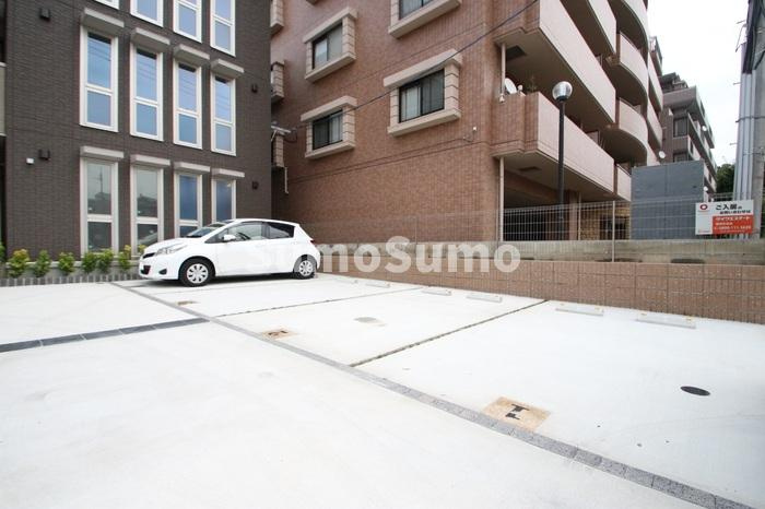 D-room西新7丁目の駐車場