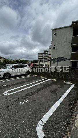 D-roomアルバ諸岡B棟の駐車場|車をお持ちの方に嬉しい駐車場付きの物件です