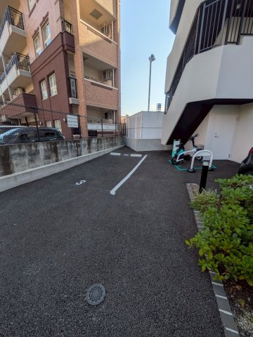 LIBTH高宮南の駐車場