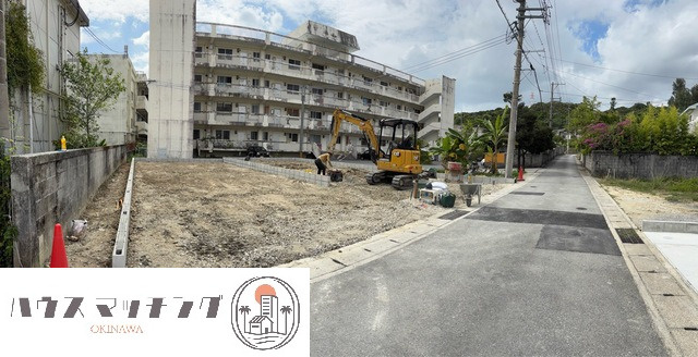 リーブルガーデン与那原町与那原 第４・１号棟の前面道路含む現地写真|建築中写真／並列２台駐車可能スペース付き！