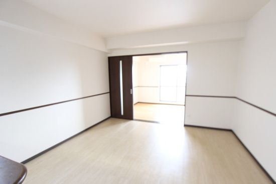 ドウェル当知の居間・リビング|ゆったりとした居間です