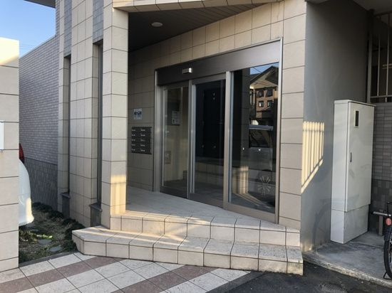 ドウェル当知のエントランス|ゆとりのあるエントランスです
