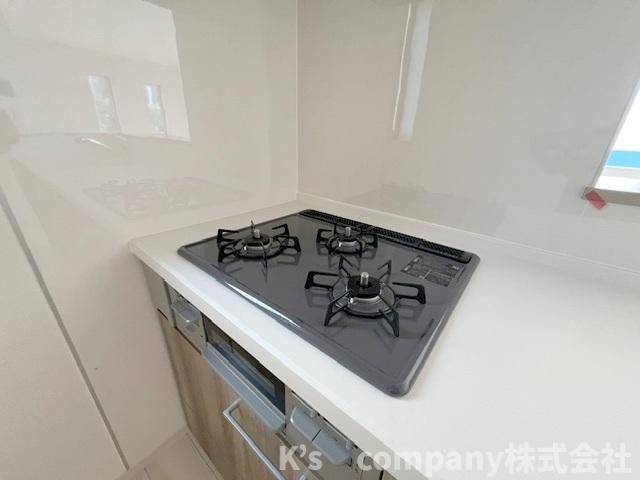 ◎茅ヶ崎市赤羽根　新築戸建のキッチン|三口ガスコンロでお料理の幅が広がります◇