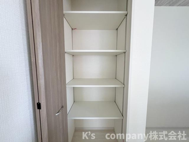 ◎茅ヶ崎市赤羽根　新築戸建の収納|キッチン横にあると嬉しいパントリー☆備蓄品や普段使いの少ない調理器具の保管にも役立ちます◇