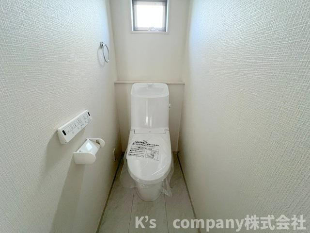 ◎茅ヶ崎市赤羽根　新築戸建のトイレ|換気のしやすい窓付きのトイレ◇