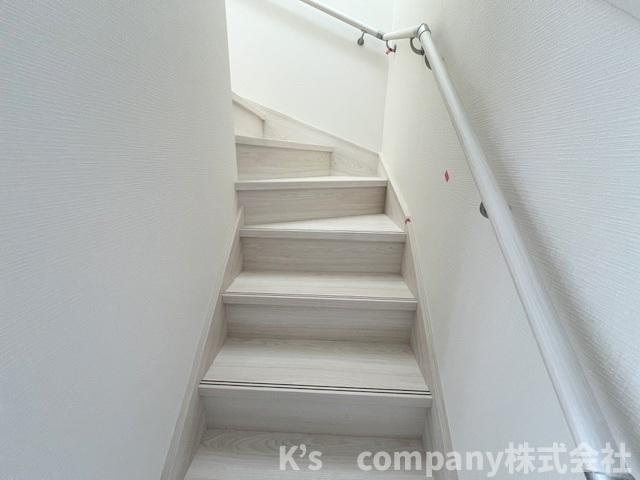 ◎茅ヶ崎市赤羽根　新築戸建の内装|手すり付きの階段☆小さいお子様やご年配の方にも優しい仕様◇