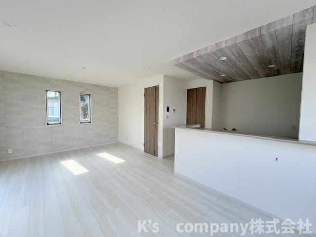 ◎茅ヶ崎市赤羽根　新築戸建の居間・リビング|リビングは南向きのゆったり１７帖以上のご家族の憩いのスペース◇
