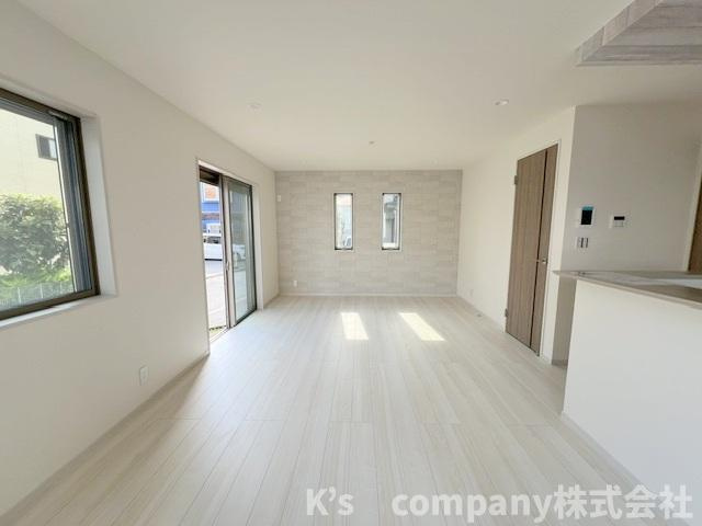 ◎茅ヶ崎市赤羽根　新築戸建の居間・リビング|正面のアクセントクロスはリビングに奥行きを感じさせてくれるおしゃれな仕様♪