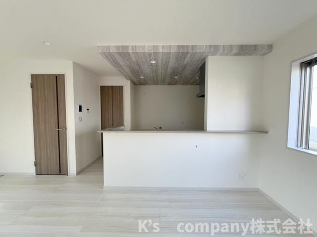 ◎茅ヶ崎市赤羽根　新築戸建の居間・リビング|リビングにいるご家族を感じながらお料理ができるカウンターキッチン☆