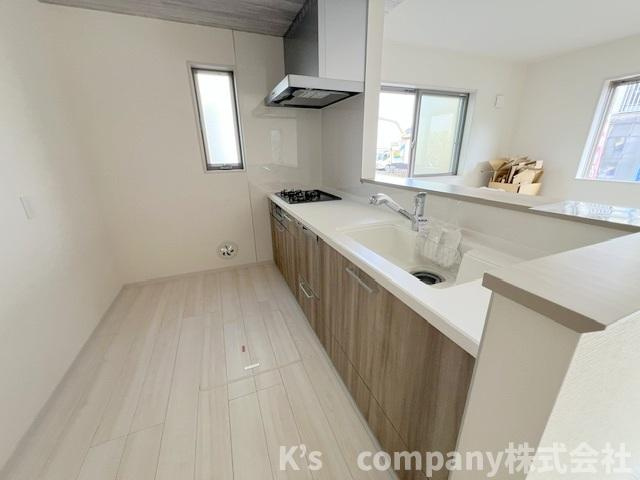 ◎茅ヶ崎市赤羽根　新築戸建のキッチン|キッチン後方には食器棚と冷蔵庫スペースがあります◇