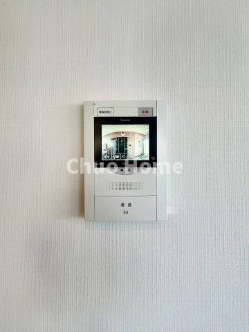 ディナ・スカーラお花茶屋のセキュリティ|【モニターホン】誰が来たかすぐにわかるカラーモニター付きインターホン。通話ボタンを押すまでは室内の音は漏れていませんので相手を確かめてから応対できます。