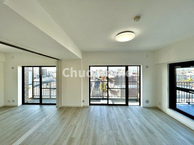 ディナ・スカーラお花茶屋の居間・リビング|【リビングダイニング】一日の中で多くの時間を過すことになるリビングダイニングだからこそ、いつも穏やかな空間であることが必然。爽やかな通風と採光を存分に感じる事が出来る空間です。