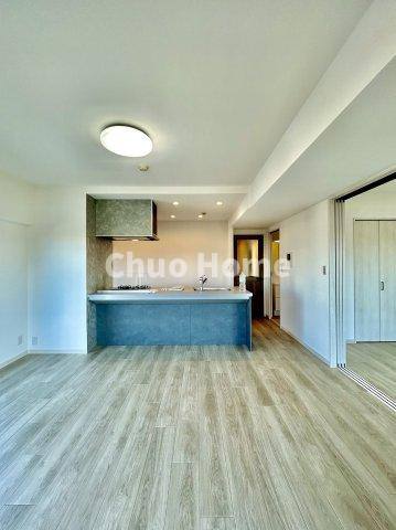 ディナ・スカーラお花茶屋のダイニング|【ダイニング】忙しい朝でも、しっかり家族が揃って食事をして頂けるゆとりある大きさのダイニングスペース。奥様が作る手料理をカウンター越しに受けとって頂き、テーブルで囲む素敵な時間を存分に愉しんで下さい。