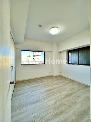 ディナ・スカーラお花茶屋の寝室|【寝室】心と体をゆったりと安らげる主寝室。寝室のゆとりが大きい分だけ、暮らしの安らぎは深まります。一日の疲れを癒すだけでなく、ご夫婦の親密な語らいを紡ぎ出します