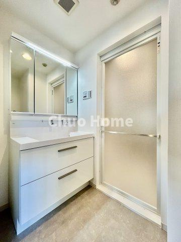 ディナ・スカーラお花茶屋の脱衣所|【洗面所】明るい洗面所は朝をすっきりさせてくれる空間です。バタバタしている忙しい朝でも収納が多い洗面台では短い時間で効率良く支度ができます。