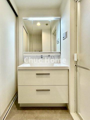 ディナ・スカーラお花茶屋の独立洗面台|【洗面化粧台】洗面化粧台には三面鏡を採用。身だしなみを整えやすい事はもちろんですが、鏡の後ろに収納スペースを設ける事により、散らかりやすい洗面スペースをすっきりさせる事が出来るのも嬉しいですね