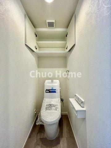 ディナ・スカーラお花茶屋のトイレ|【トイレ】 収納スペースをしっかりと確保した温水洗浄便座機能付きトイレ。温水洗浄便座は清潔にお使いいただくための大切なアイテムです。