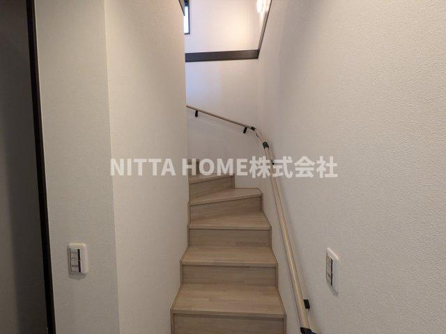 厚中町貸家の内装|階段上って２階は洋室が３部屋あります＊