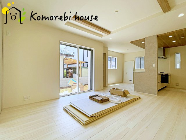 さいたま市北区別所町　2期　新築一戸建て　ブルーミングガーデン　01の居間・リビング|おしゃれなリビングです