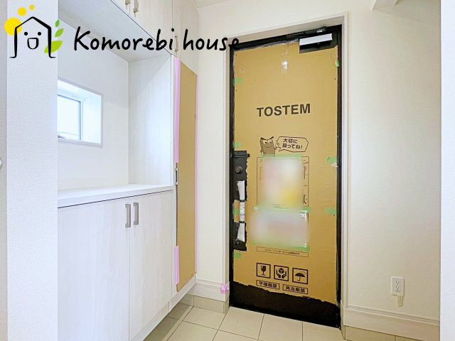 さいたま市北区別所町　2期　新築一戸建て　ブルーミングガーデン　01の玄関|明るい玄関です