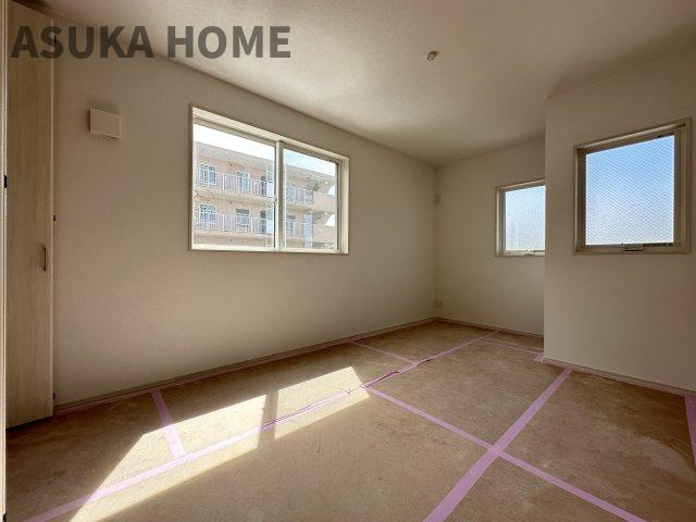 港北区鳥山町新築戸建の洋室|このお家で一番広い7帖の主寝室は居心地も良さそうですね。