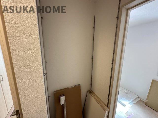 港北区鳥山町新築戸建の収納|廊下にも収納スペースがあります。買い置きもスッキリ収納出来るので便利です。