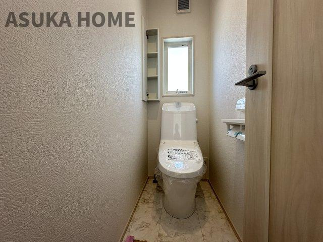 港北区鳥山町新築戸建のトイレ|温水洗浄便座のトイレ設備です！トイレ内にはあると便利な収納スペースも完備してます。