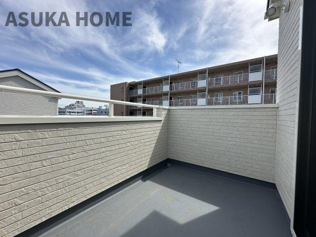 港北区鳥山町新築戸建のバルコニー|陽の光がサンサンとふりそそぐルーフバルコニー付きです。