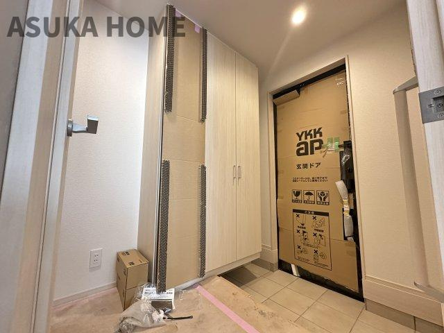 港北区鳥山町新築戸建の玄関|白を基調とした明るい玄関です。シューズボックスや靴以外も収納出来るシューズインクローゼットもあります