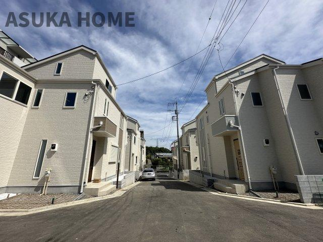 港北区鳥山町新築戸建の前面道路含む現地写真|前面道路は約5.5ｍと広い専用道路なので、駐車や車の出し入れもしやすそうです。