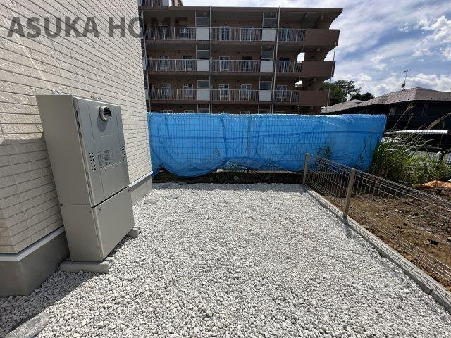 港北区鳥山町新築戸建の庭|プランター栽培も楽しめそうな庭付きです。