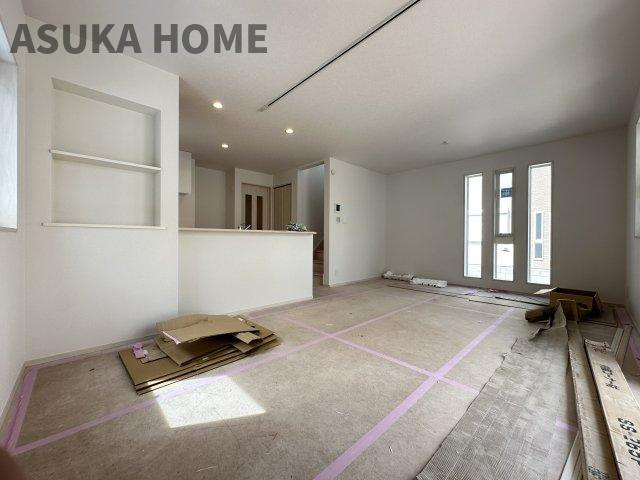 港北区鳥山町新築戸建の居間・リビング|リビングはダクトレール付きなので、照明を自由自在にレイアウトできるのでオシャレなお部屋作りが出来ます